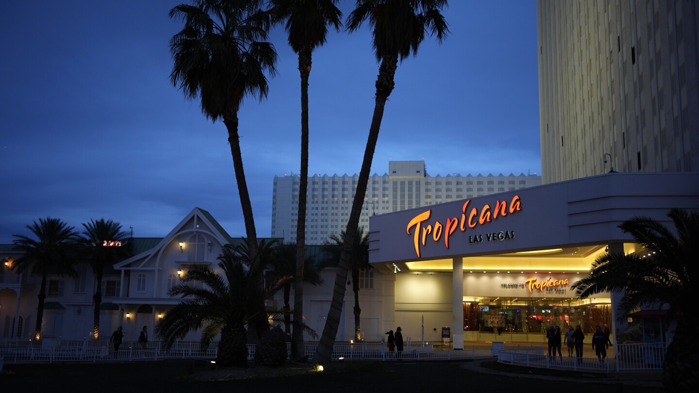 След като посреща гости в продължение на 67 години, последният ден на казино Tropicana Las Vegas настъпи