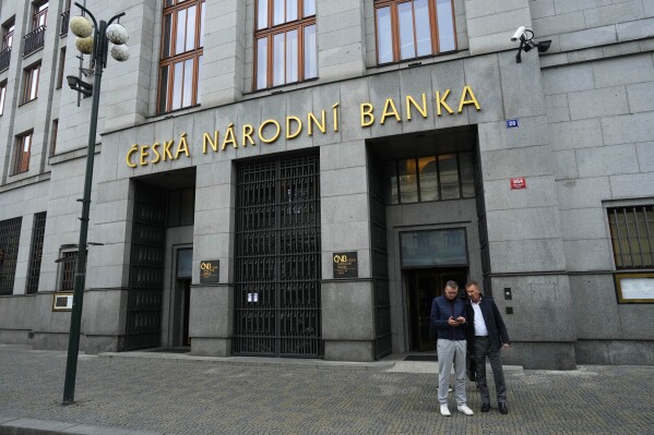FILE - People stand outside the Czech central bank in Prague, Czech Republic, Thursday, Nov. 2, 2023. The Czech Republic’s central bank on Thursday, June 27, 2024, cut its key interest rate for the fifth straight time amid low inflation and the economy showing signs of recovery. (ĢӰԺ Photo/Petr David Josek, File)