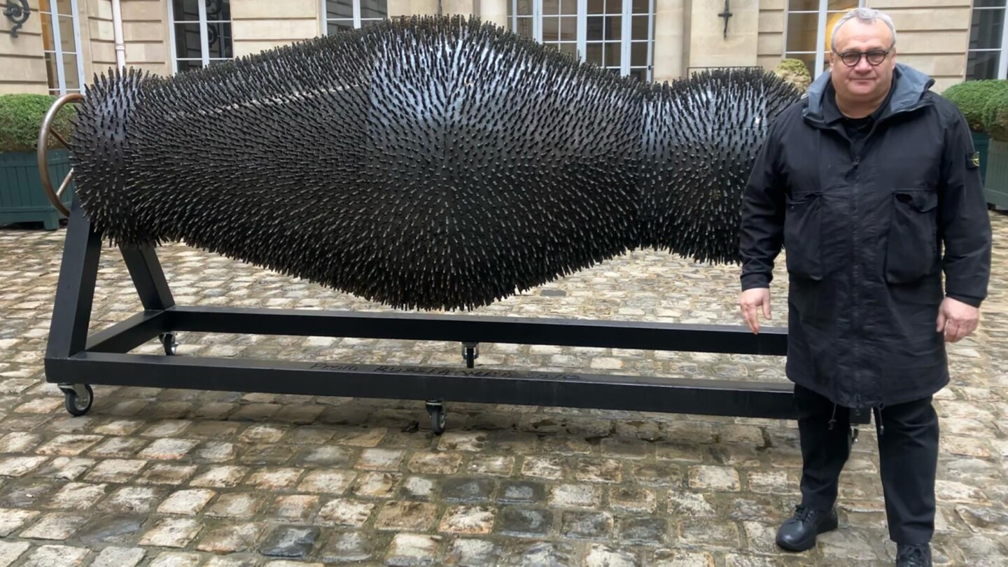 ПАРИЖ AP — Изпод отломките на руската война най известният скулптор