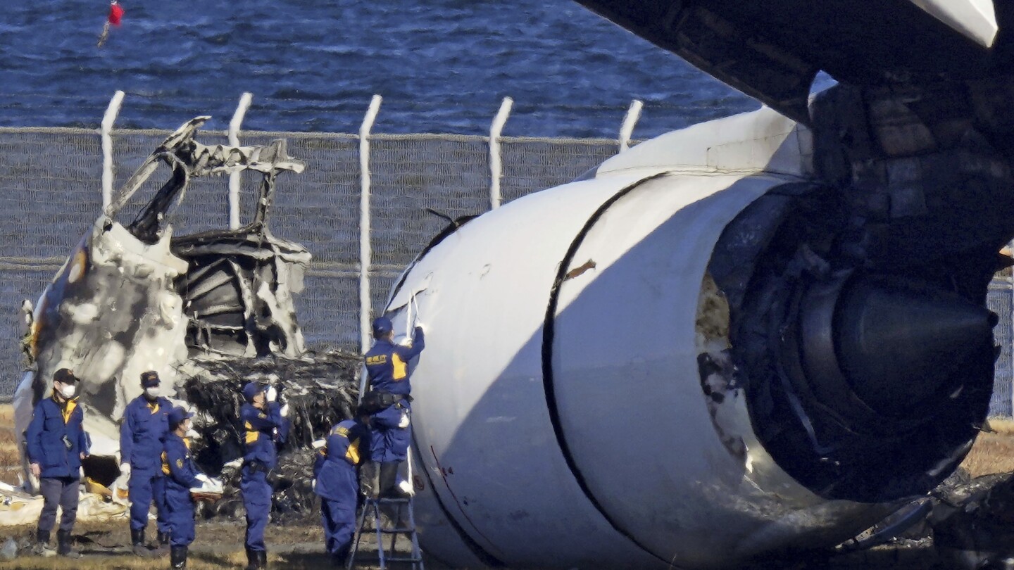 Евакуирането на 379 те пътници от полет 516 на Japan Airlines