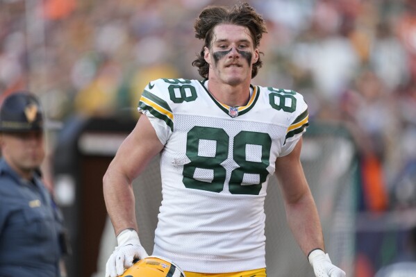 FILE - Green Bay Packers tight end Luke Musgrave carries his helmet in the second half of an NFL football game against the Denver Broncos, Oct. 22, 2023, in Denver. Musgrave suffered a Grade 4 lacerated kidney during a play against the Los Angeles Chargers in November. (AP Photo/David Zalubowski, File)