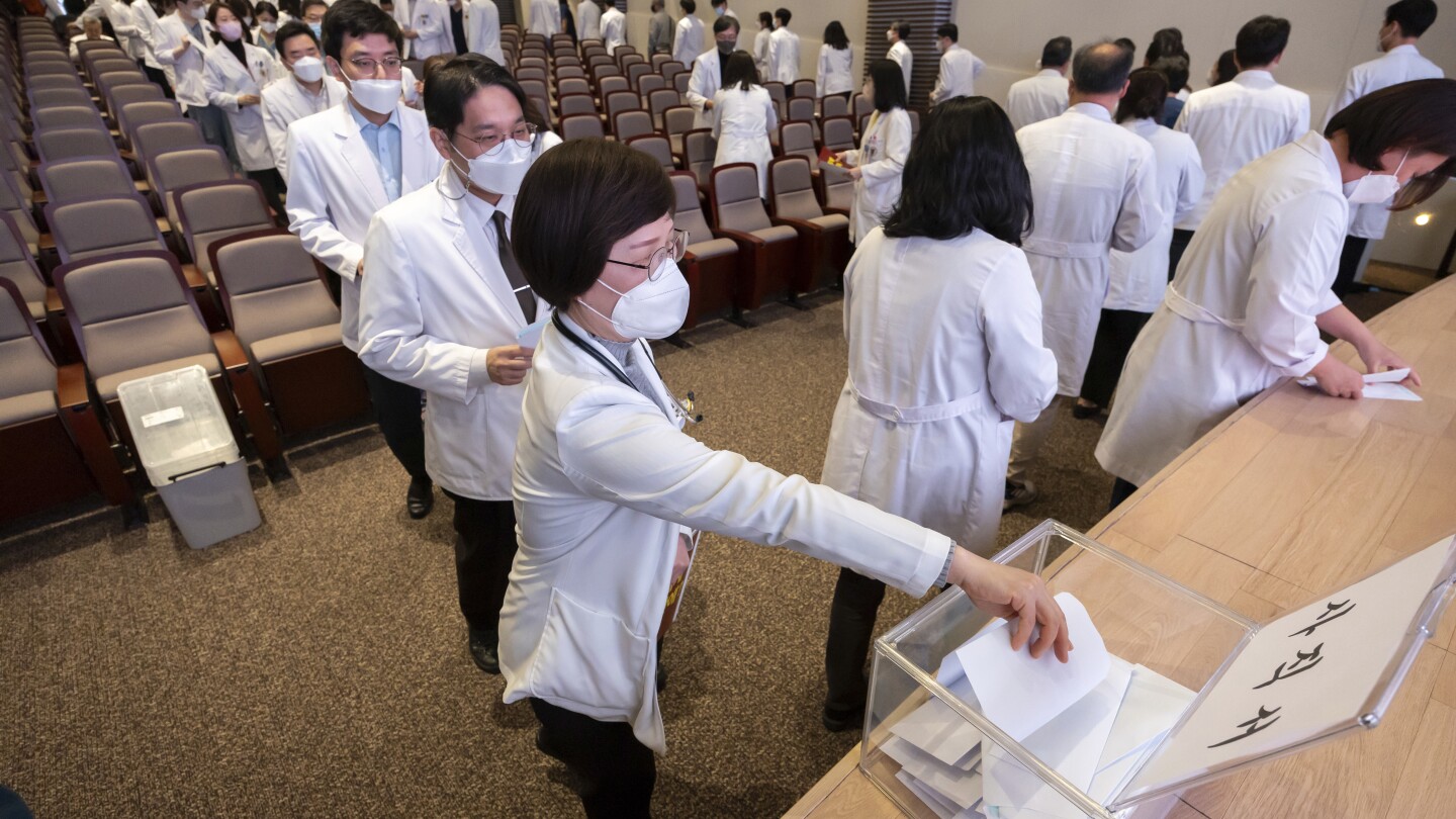 South Korea protests: Senior doctors to submit resignations in support of strikes