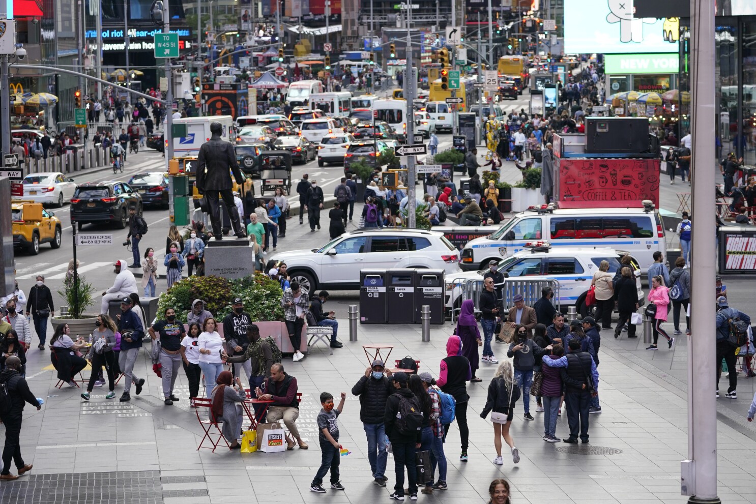 Video of a billboard near Times Square misspelling 'Glory to Ukraine' was  fabricated