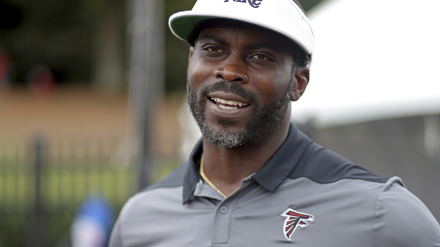 Michael Vick talks to Sacramento State and Norfolk State about head coaching jobs
