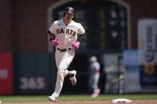 Mike Yastrzemski, de los Gigantes de San Francisco, recorre las bases después de conectar jonrón en contra de los Cardenales de San Luis durante la sexta entrada del juego de béisbol, el domingo 8 de mayo de 2022, en San Francisco. (AP Foto/Tony Avelar)