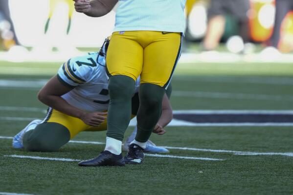 Green Bay Packers kicker Mason Crosby connects on a 51-yard field