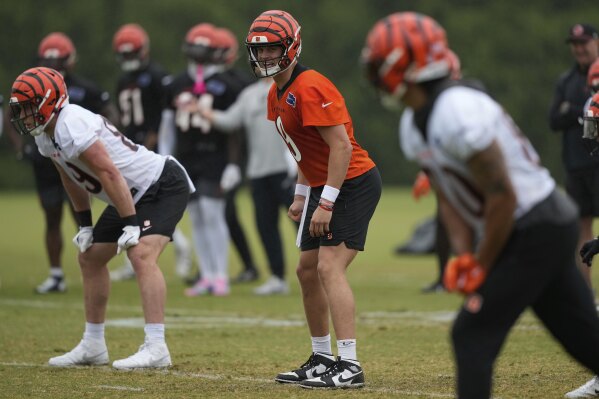 Cincinnati Bengals quarterback Joe Burrow, center, calls out during NFL football practice, Tuesday, May 27, 2025, in Cincinnati. (AP Photo/Carolyn Kaster)