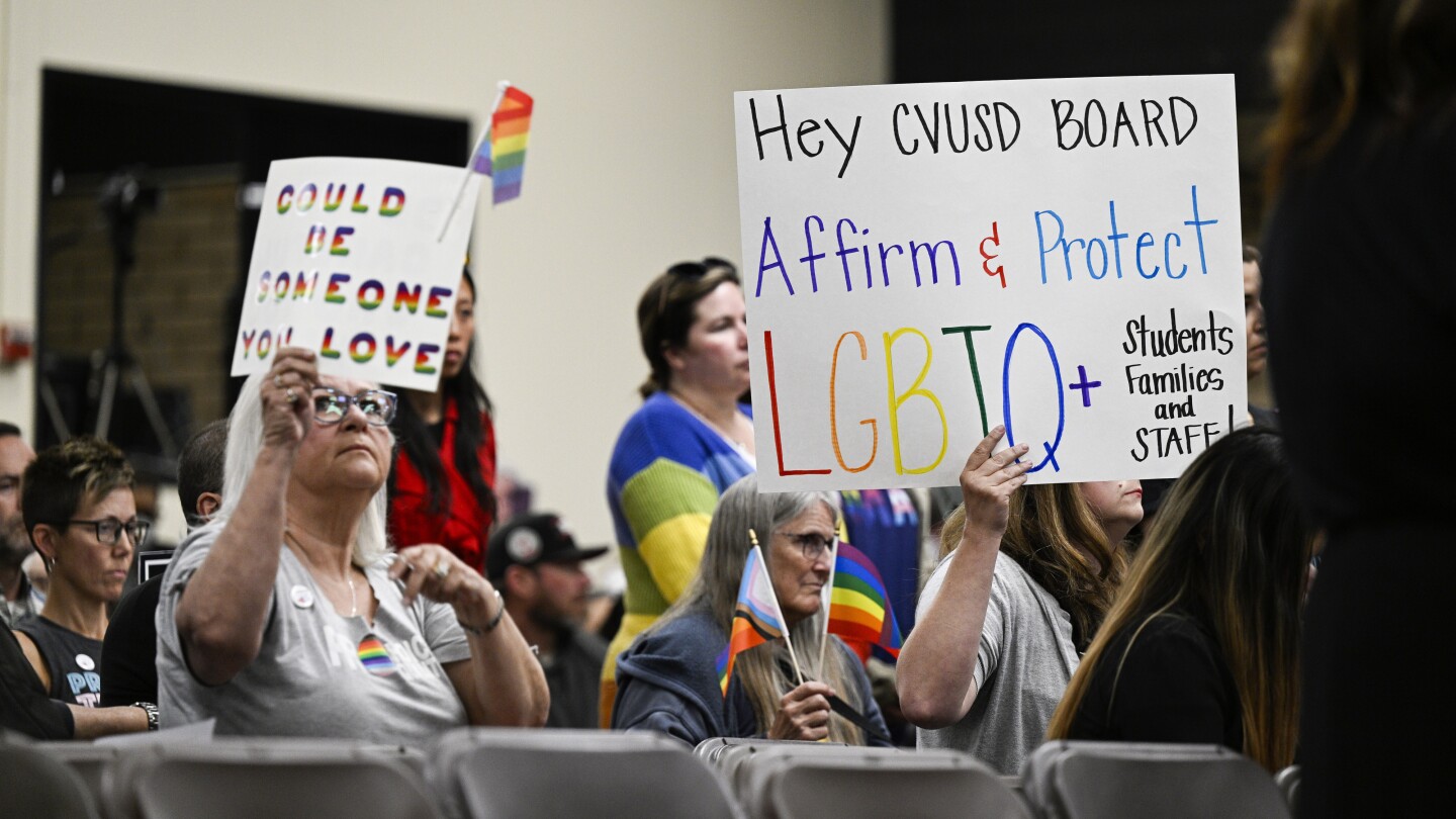 Калифорнийският училищен окръг променя политиката за полова идентичност, след като беше съден от щата