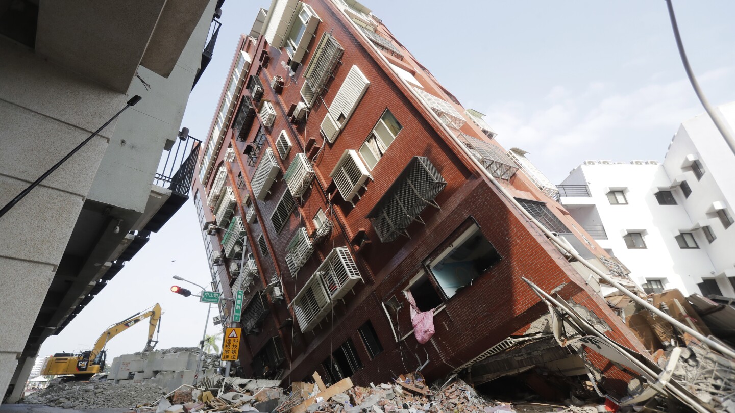 Спасители издирват хора без контакт в Тайван след силно земетресение