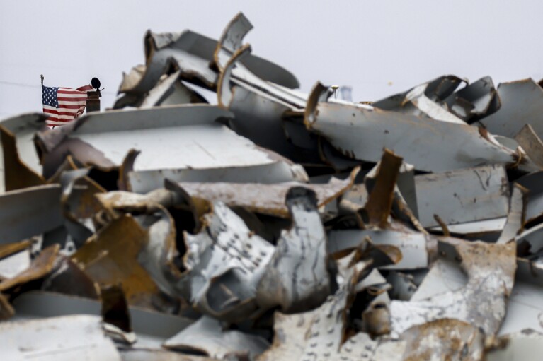 2024 年 4 月 12 日星期五，马里兰州 Sparrows Point 的 Tradepoint Atlantic 展示了倒塌的弗朗西斯·斯科特桥大桥的打捞碎片（美联社照片/Julia Nikhinson）