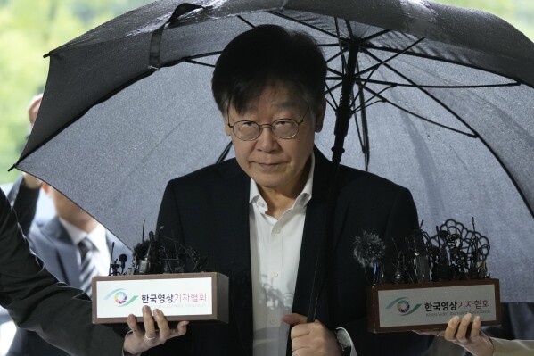 South Korea's main opposition Democratic Party leader Lee Jae-myung arrives to attend a hearing on his arrest warrant on corruption charges at the Seoul Central District Court in Seoul, South Korea, Tuesday, Sept. 26, 2023. In a surprise outcome, South Korea's opposition-controlled parliament voted Thursday, Sept. 21, to pass a motion submitted by the government that allows the potential arrest of the country's leading opposition figure, Lee, who faces a widening investigation over corruption allegations. (AP Photo/Ahn Young-joon)