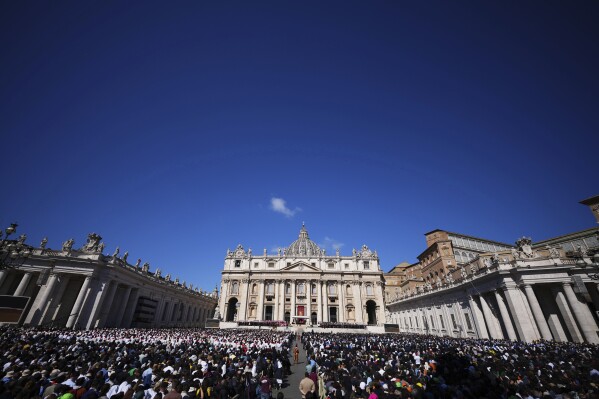 Fieles se congregan en la Plaza de San Pedro para el funeral del papa Francisco en el Vaticano, el sábado 26 de abril de 2025. (AP Foto/Andrew Medichini)