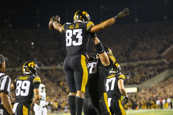 Cooper DeJean's fourth-quarter punt return for touchdown lifts Iowa over  Michigan State 26-16