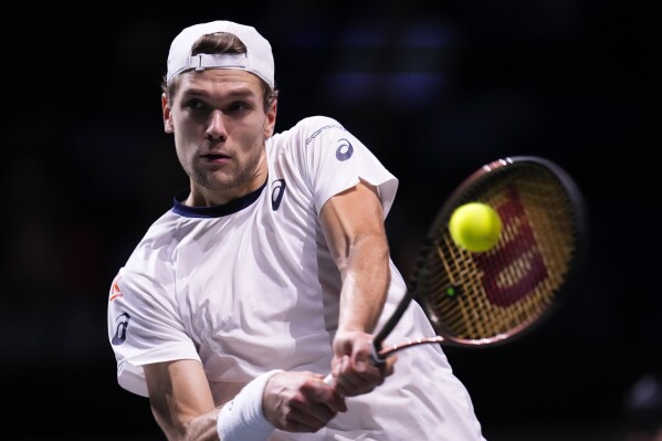 Finland's Otto Virtanen plays a shot against Canada's Gabriel Diallo during a Davis Cup quarter-final tennis match between Canada and Finland in Malaga, Spain, Tuesday, Nov. 21, 2023. (AP Photo/Manu Fernandez)