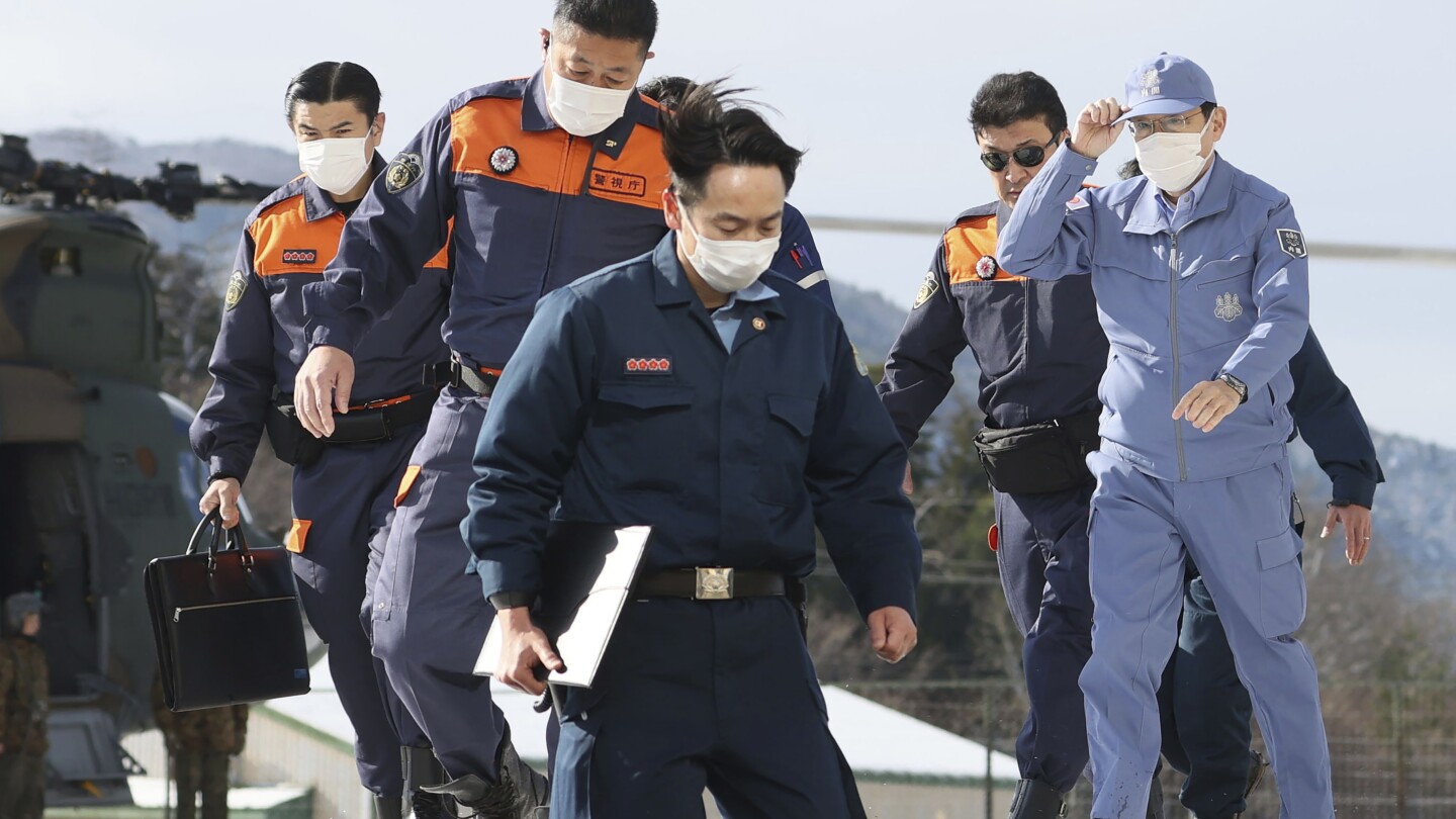 Кишида в Япония посещава засегнатия от земетресения регион, тъй като опасенията за болести в евакуационните центрове нарастват