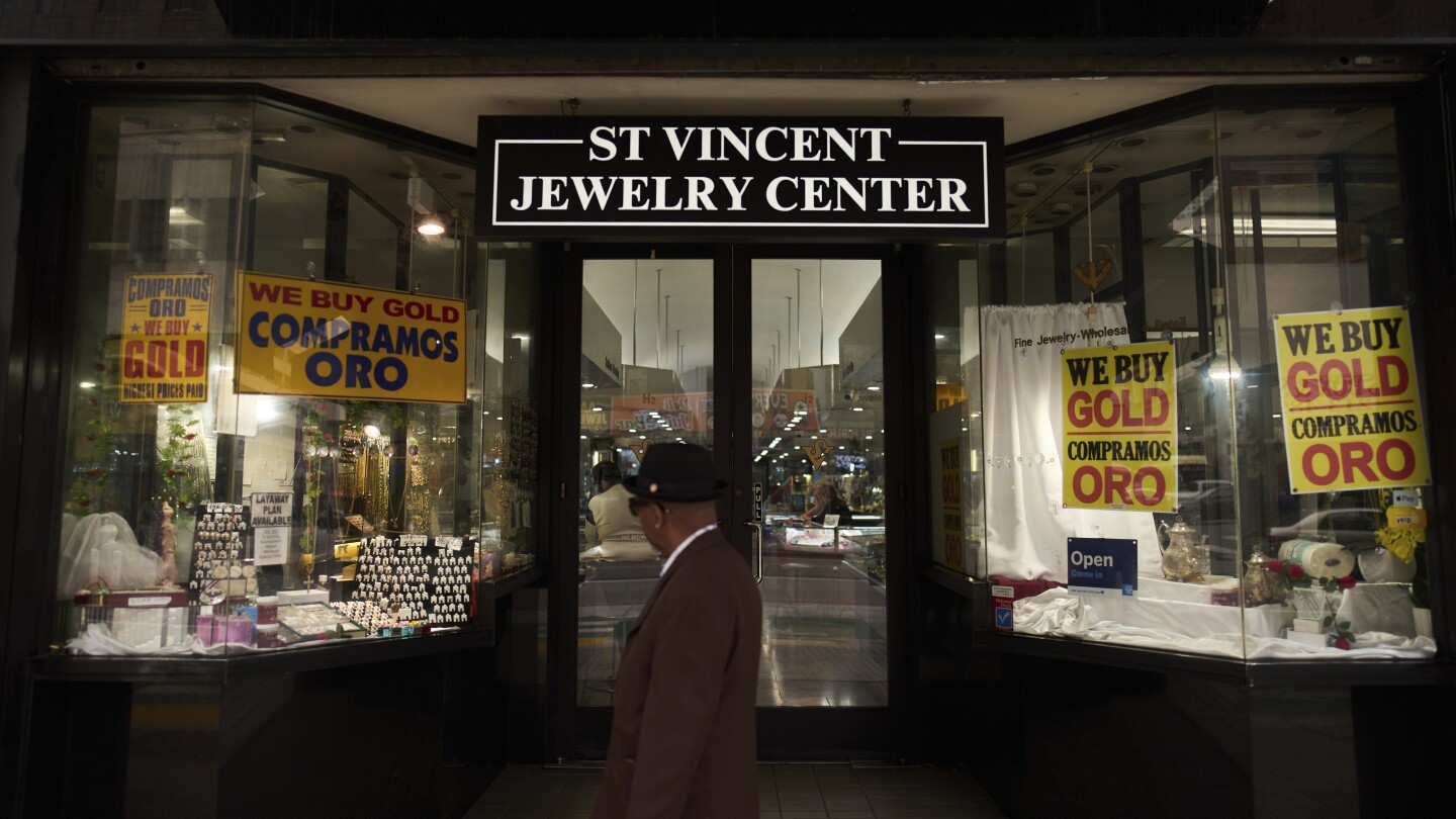 Financial jitters and hovering gold costs create a frenzy for US jewellery traders