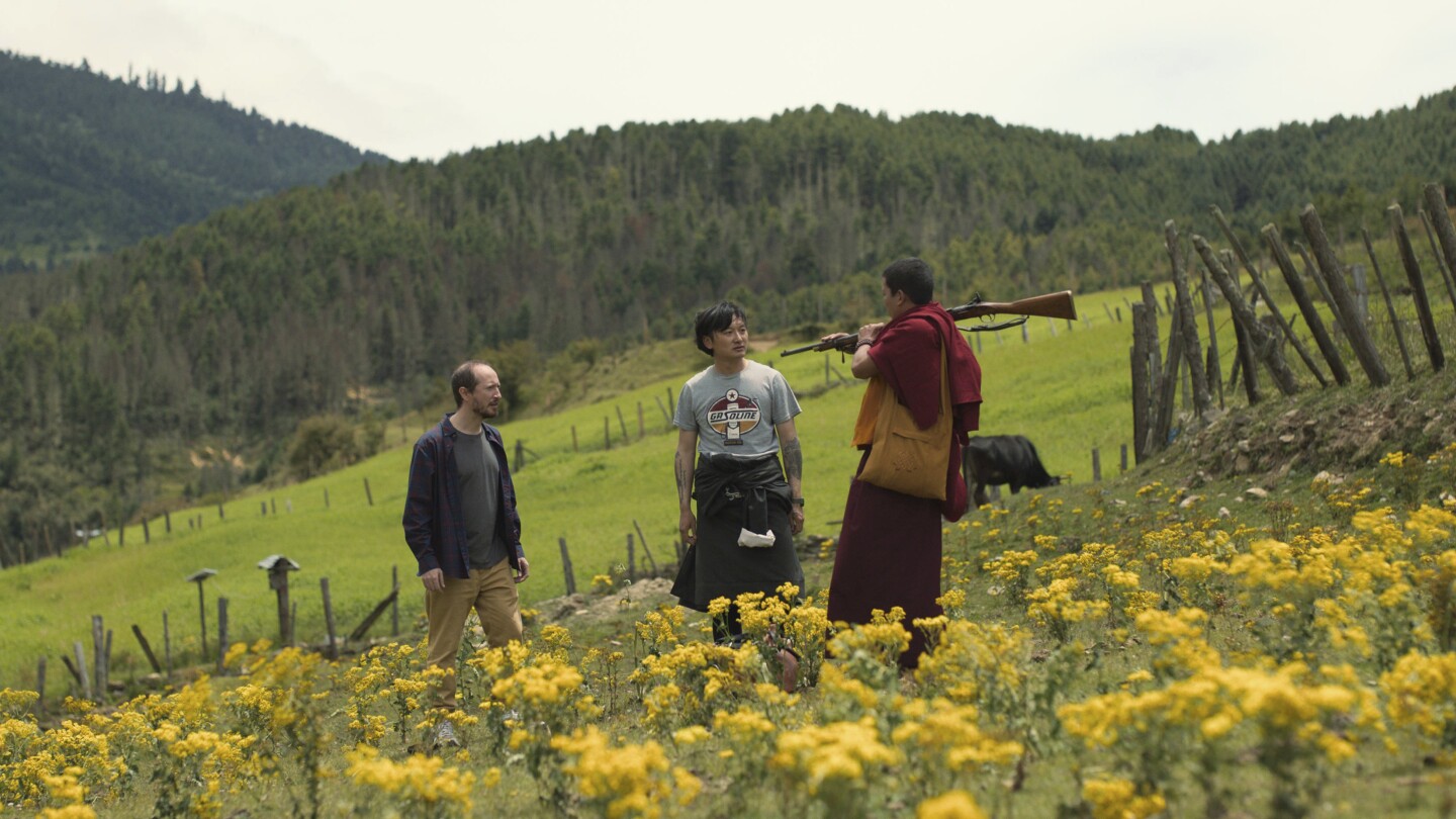 Преглед на филма: Село в Бутан научава за демокрацията и ни учи също в „Монахът и оръжието“