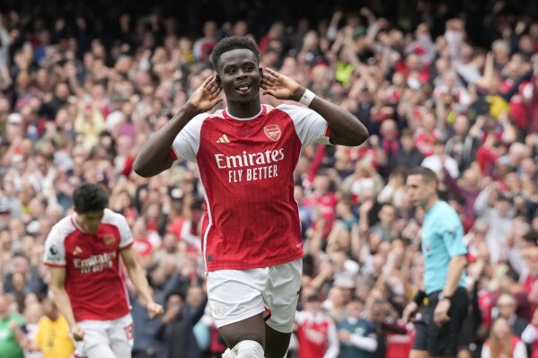 Bukayo Saka, de Arsenal, celebra después de marcar el primer gol de su equipo durante el partido de fútbol de la Liga Premier de Inglaterra entre Arsenal y Bournemouth en el estadio Emirates, en Londres, Inglaterra, el sábado 4 de mayo de 2024. (AP Foto/Frank Augstein)