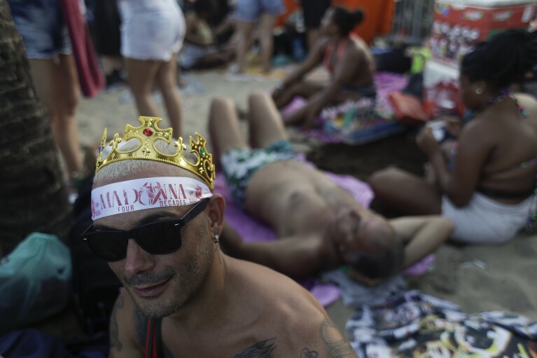 Fans warten auf den Beginn von Madonnas letzter Show ihrer Celebration Tour am Strand der Copacabana in Rio de Janeiro, Brasilien, Samstag, 4. Mai 2024. (AP Photo/Bruna Prado)