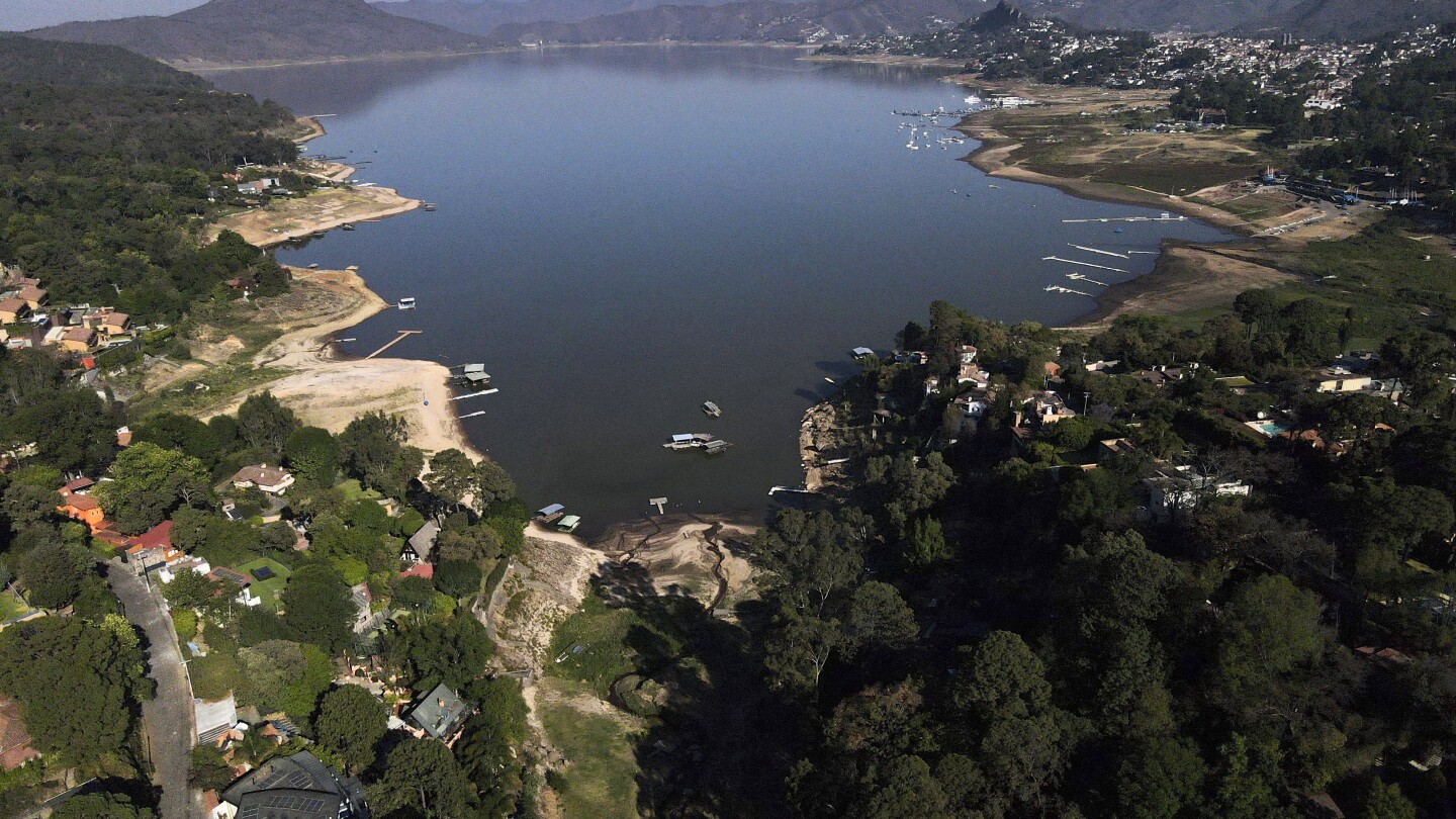 В Мексико някога блестящо езеро се изсмуква от развитие, суша и беззаконие