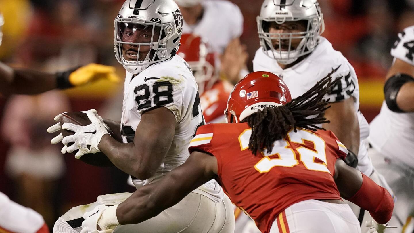 Travis Kelce hauls in four touchdowns in Chiefs' win over Raiders