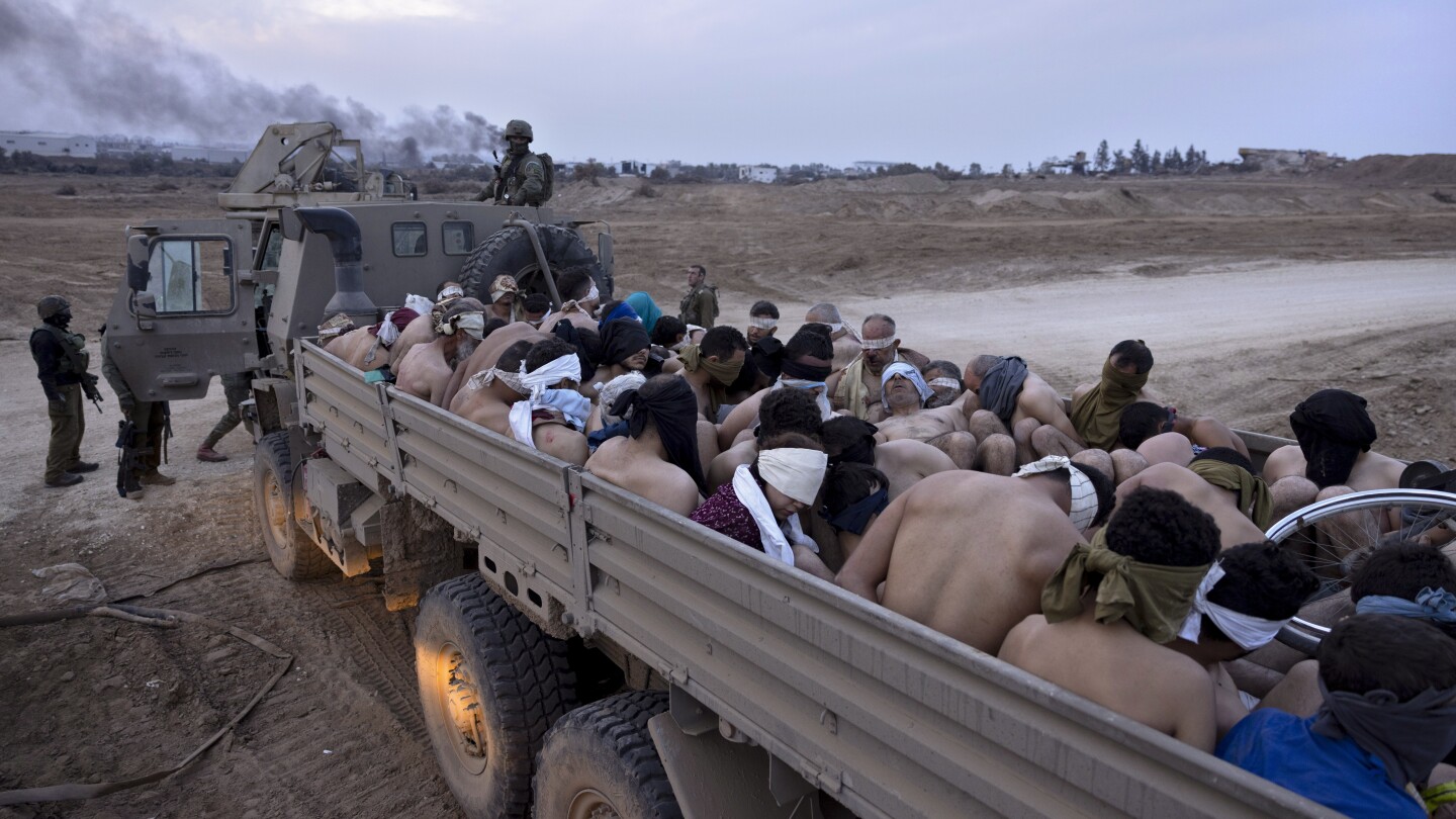 ДЕЙР АЛ БАЛАХ Ивицата Газа АП — Израелската армия арестува стотици