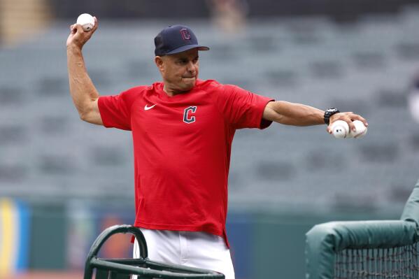 Red Sox' Chris Sale fractures little finger after taking liner to