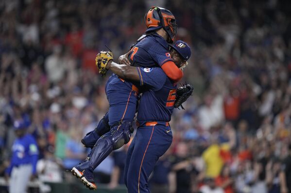 2024年4月1日月曜日、ヒューストンで行われたトロント・ブルージェイズとの野球試合でノーヒッターを達成した後、捕手のヤナー・ディアスとともに祝うヒューストン・アストロズの外野手ロネル・ブランコ（右）。  (AP写真/ケビン・M・コックス)