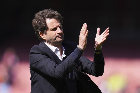 Lyon coach Joe Montemurro applauds the fans at the end of the women's Champions League semifinals, first leg, soccer match between Arsenal FC and Olympique Lyonnais at the Arsenal Stadium, in London, Saturday, April 19, 2025. (AP Photo/Kirsty Wigglesworth,File)