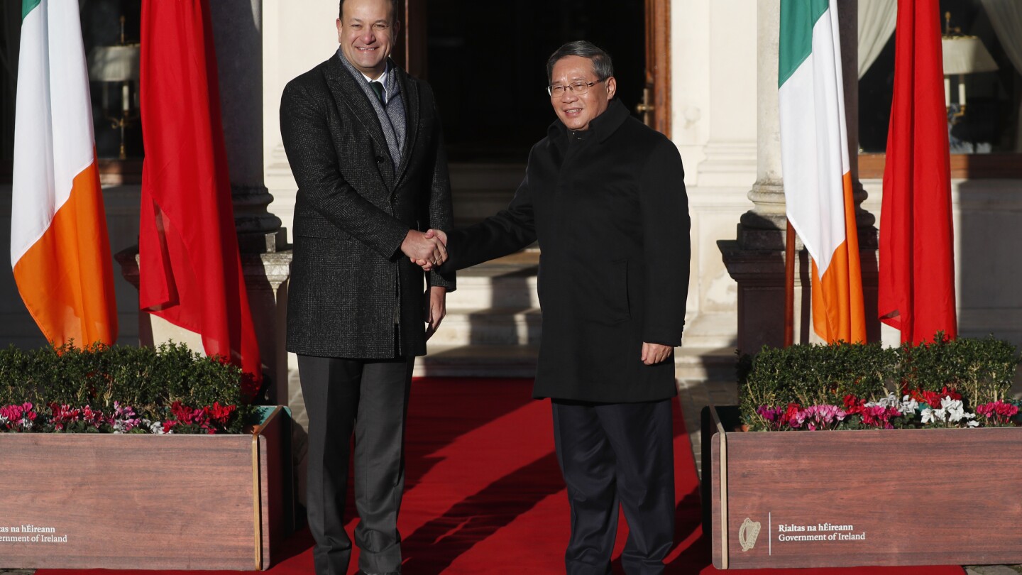 Министър-председателят на Ирландия приветства гостуващия китайски премиер Ли Цян в