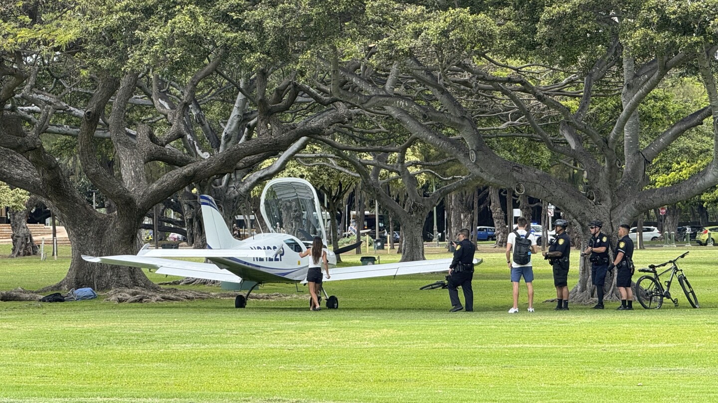Няма пострадали при кацане на малък самолет в обширен парк в средата на туристическата мека на Хаваите Уайкики