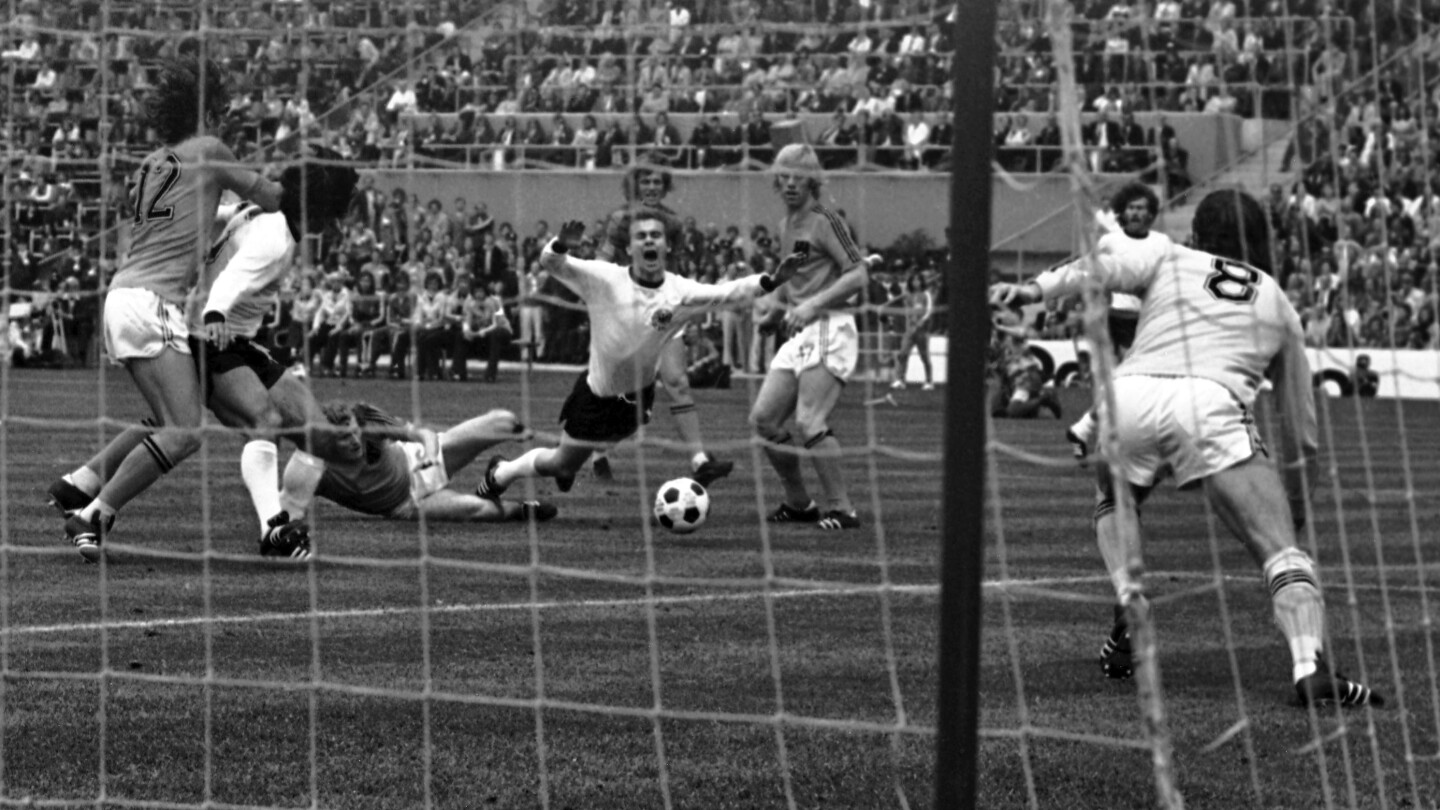 Bernd Hölzenbein, member of the West Germany team that won the World Cup in 1974, passes away at age 78
