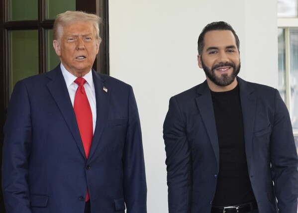O presidente Donald Trump, à esquerda, cumprimenta o presidente de El Salvador, Nayib Bukele, quando Bukele chega à Casa Branca, segunda -feira, 14 de abril de 2025, em Washington. (AP Photo/Manuel Balce Ceneta)