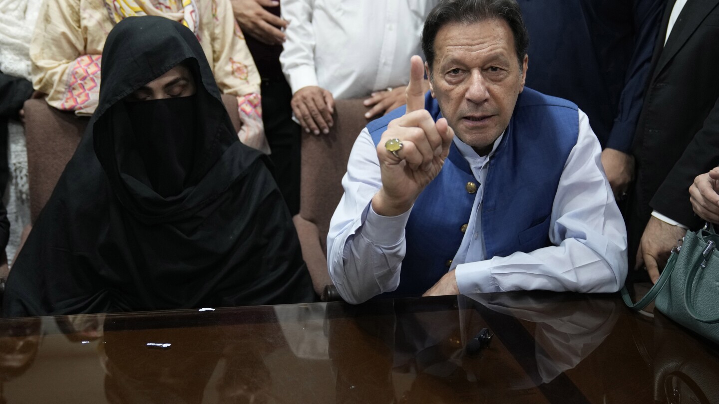 Пакистанският Имран Хан и съпругата му се явиха в съда и се пледираха за невинни по друго дело за корупция