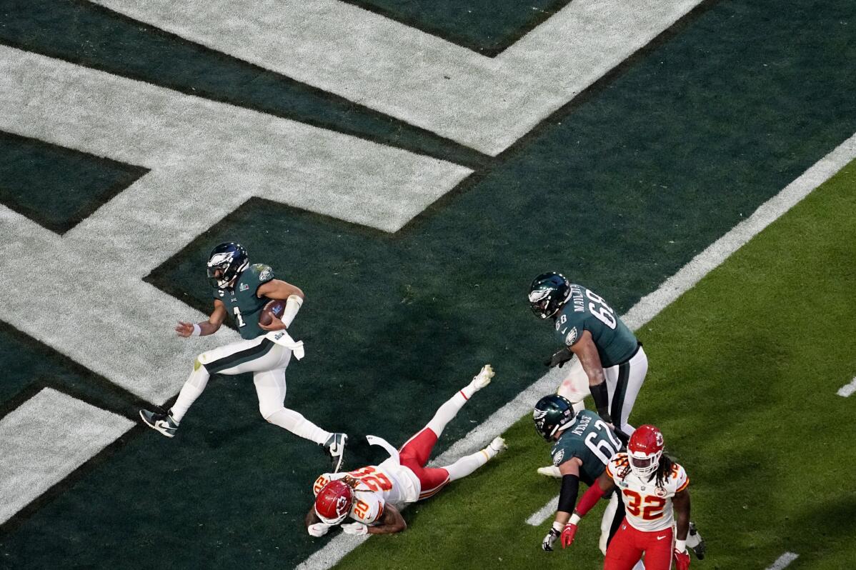 Eagles take Super Bowl lead behind 4th down conversions AP News