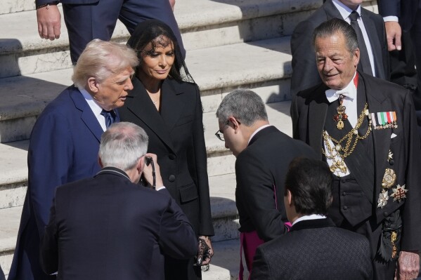 El presidente Donald Trump, a la izquierda, y la primera dama Melania Trump llegan al funeral del papa Francisco en la Plaza de San Pedro en el Vaticano, el sábado 26 de abril de 2025. (AP Foto/Gregorio Borgia)