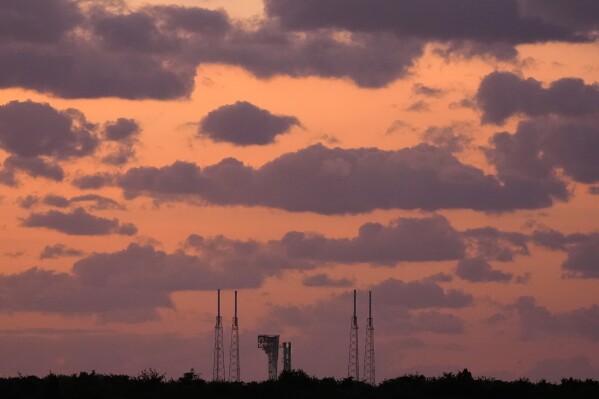 La cápsula Starliner de Boeing, montada en un cohete Atlas V, en la plataforma de lanzamiento del Complejo 41, al amanecer del 1 de junio de 2024, en Cabo Cañaveral, Florida. (AP Foto/Chris O'Meara)