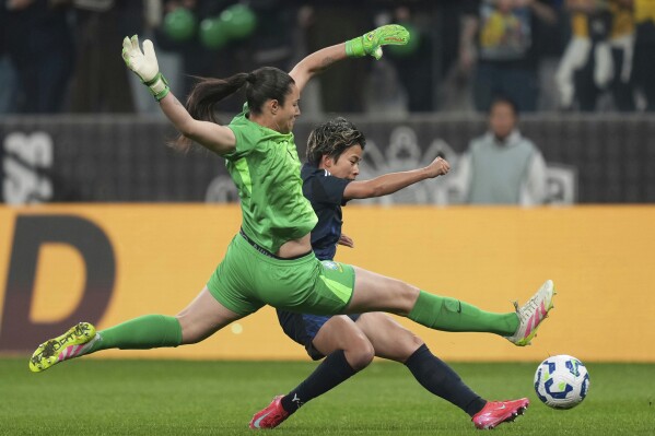 La futbolista japonesa Mina Tanaka (derecha) anota el primer gol de su selección, que más tarde fue anulado por los árbitros, durante un partido amistoso contra Brasil, en el Neo Quimica Arena de Sao Paulo, el 30 de mayo de 2025. (AP Foto/Andre Penner)