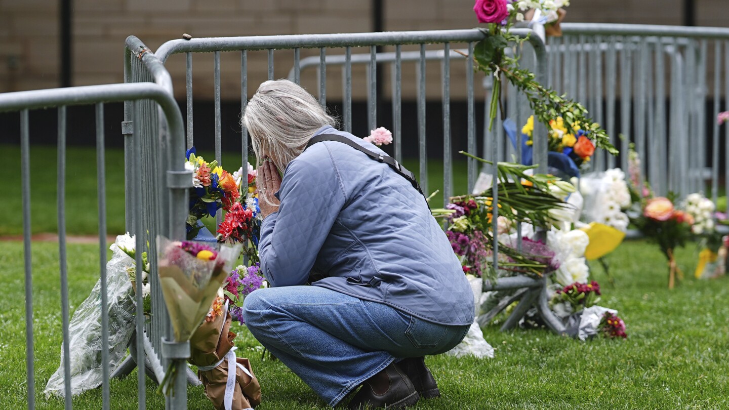 
                            Hundreds attend vigil to support victims of the Boulder firebombing attack