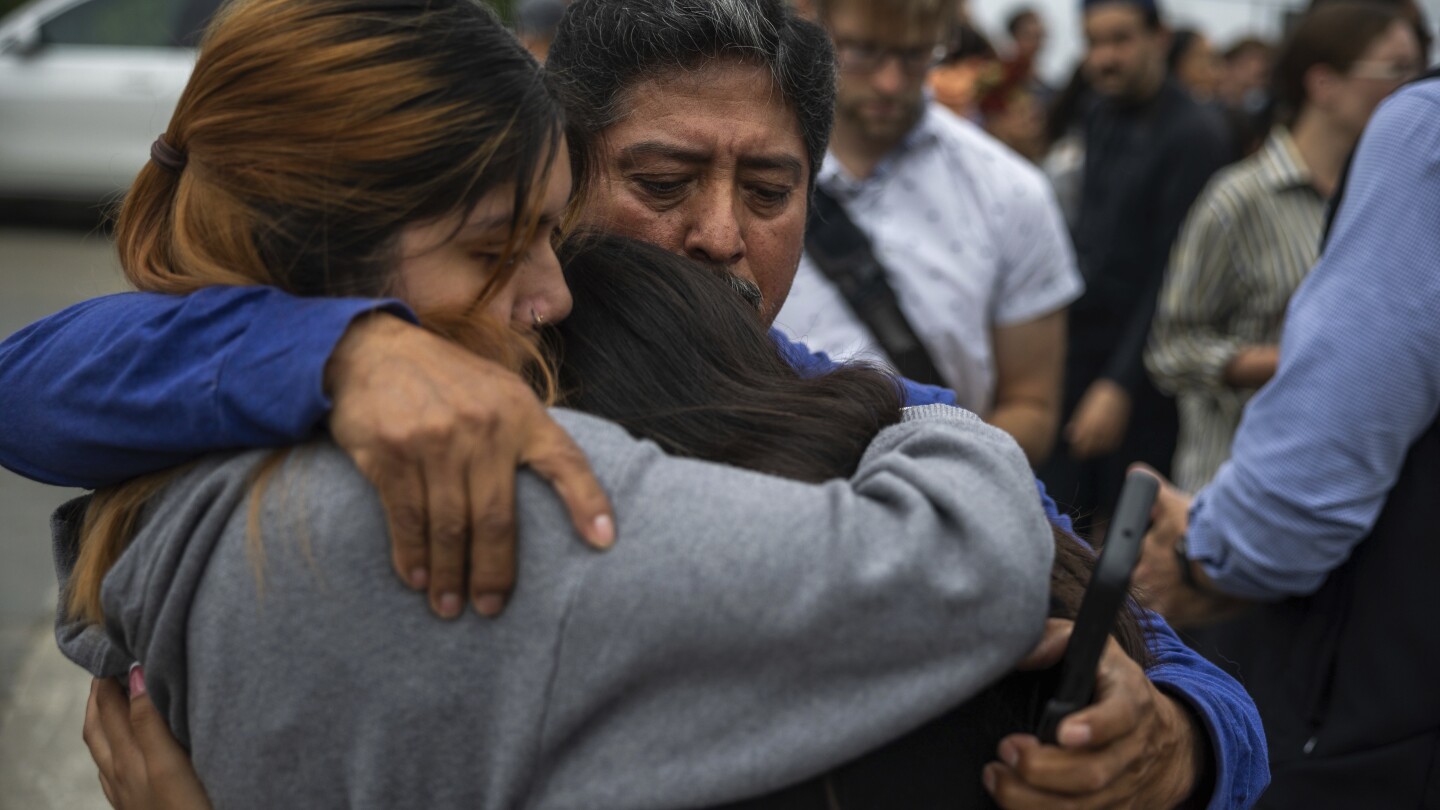 Alcaldes del área de LA exigen al gobierno de EEUU poner fin a redadas migratorias