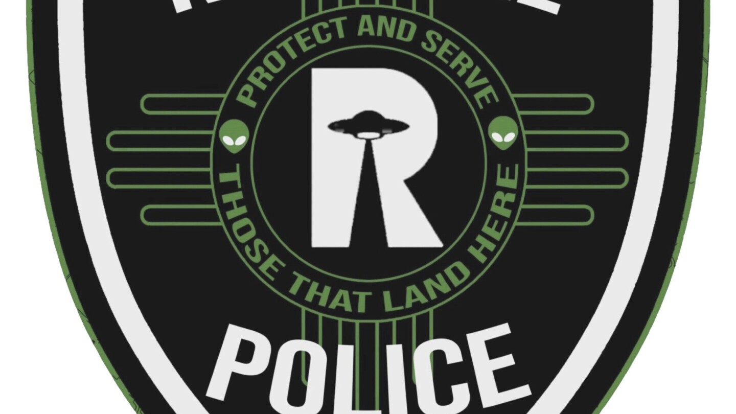 Полицията в Розуел има нови петна, които не са от този свят, с летящи чинии и лица на извънземни