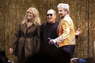 Michael Kors throws a '70s bash with Barry Manilow on stage
