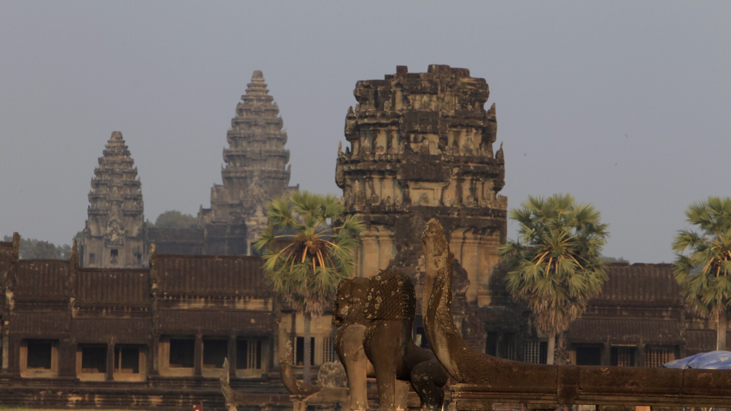 Камбоджа защитава семейните премествания около известния храмов комплекс Ангкор Ват