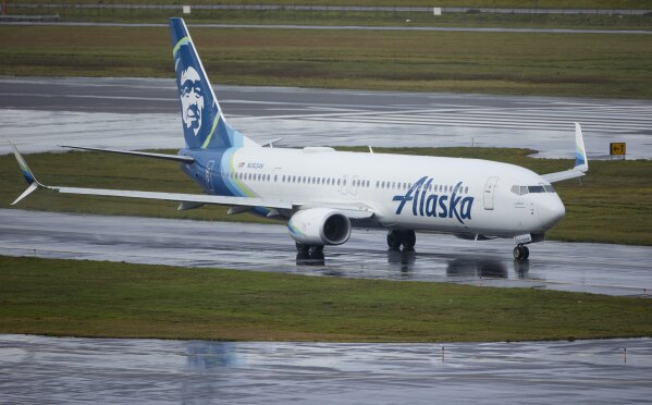 Le vol 1276 d'Alaska Airlines, un Boeing 737-900, taxis avant le décollage de l'aéroport international de Portland, à Portland, en Oregon, le samedi 6 janvier 2024. La FAA a ordonné l'immobilisation temporaire de l'avion Boeing 737 MAX 9 après une partie du fuselage explosé lors d'un vol.  (Photo AP/Craig Mitchelldyer)