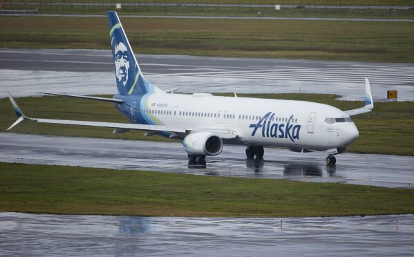 El vuelo 1276 de Alaska Airlines, un Boeing 737-900, rueda antes del despegue desde el Aeropuerto Internacional de Portland en Portland, Oregon, el sábado 6 de enero de 2024. La FAA ordenó la inmovilización temporal del avión Boeing 737 MAX 9 después de que parte del fuselaje explotó durante un vuelo.  (Foto AP/Craig Mitchelldyer)