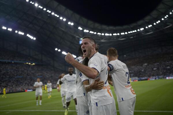 Marseille's Jordan Veretout celebrates his side second goal during the French League One soccer match between Olympique Marseille and Nantes at the Velodrome stadium in Marseille, southern France, Saturday, Aug. 20, 2022. (AP Photo/Daniel Cole)