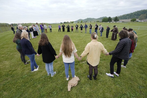 Capital punishment protesters pray on the grounds of Riverbend Maximum Security Institution before the scheduled execution of inmate Oscar Smith, April 21, 2022, in Nashville, Tenn. AP Photo/Mark Humphrey, File)