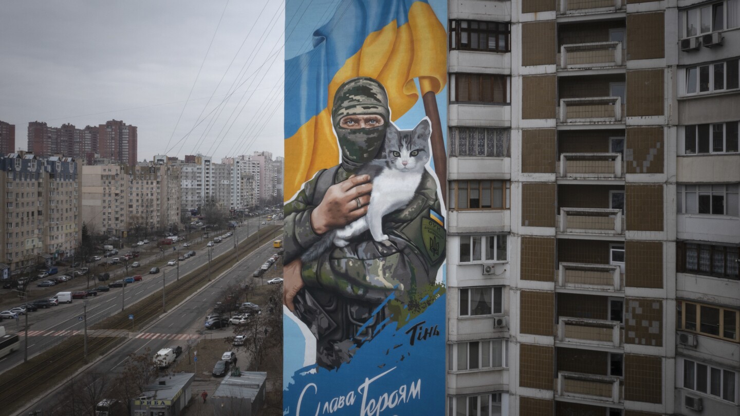 СНИМКИ AP: Стенописи на тема война в Киев почитат загиналите войници на Украйна