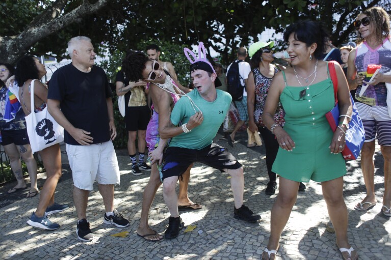 Los fanáticos de Madonna bailan afuera del Hotel Copacabana Palace donde se hospeda Madonna antes de su concierto en Río de Janeiro, Brasil, el viernes 3 de mayo de 2024. Madonna concluirá su gira el sábado con un concierto gratuito en la playa de Copacabana.  (Foto AP/Bruna Prado