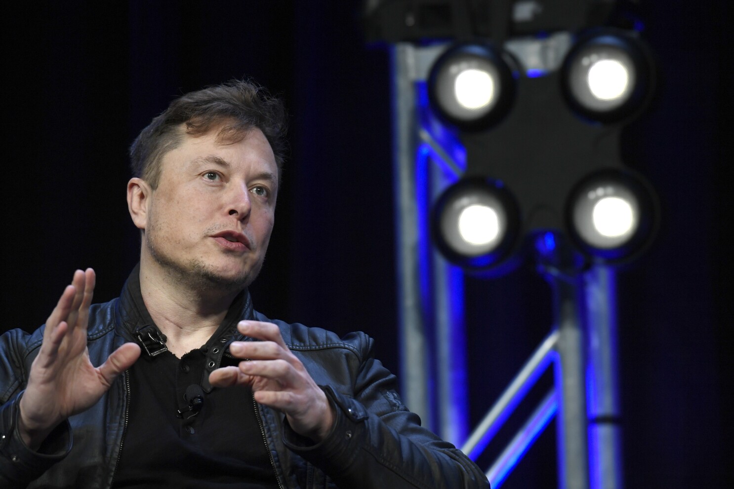 Elon Musk pulls back on threat to withdraw Dragon spacecraft
